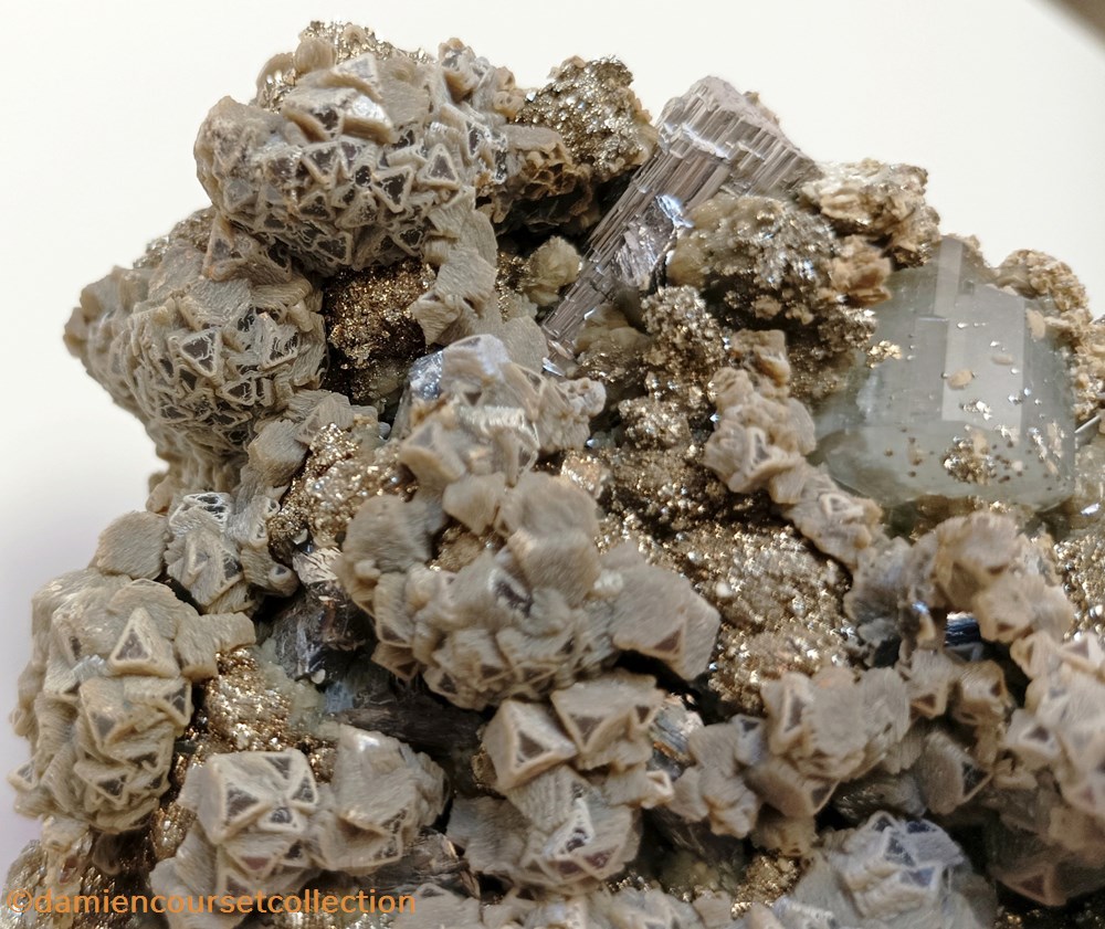 Siderite, apatite et arsenopyrite 4 mineraux meteorites siderite apatite et arsenopyrite