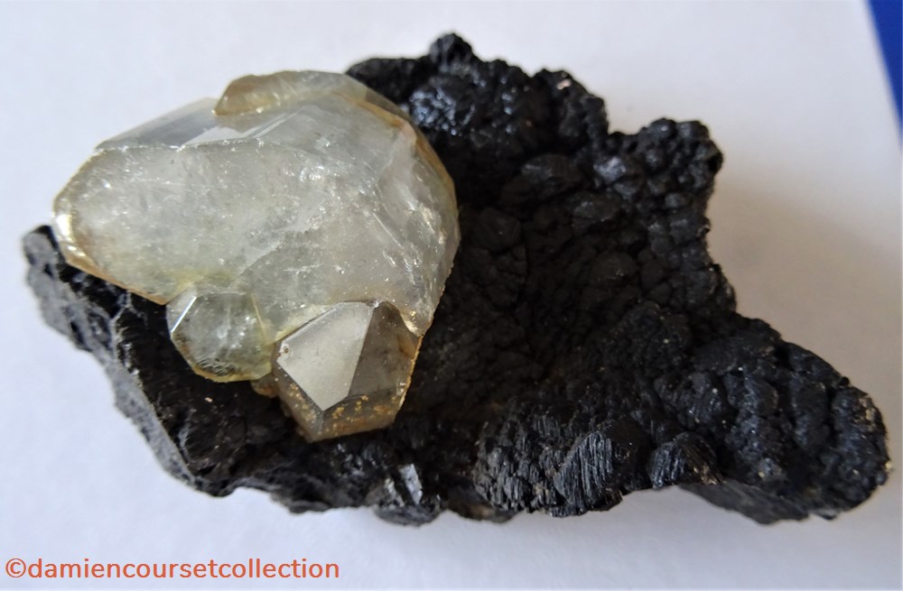 mineraux meteorites fluorapatite apatite incolore quartz et sphalerite