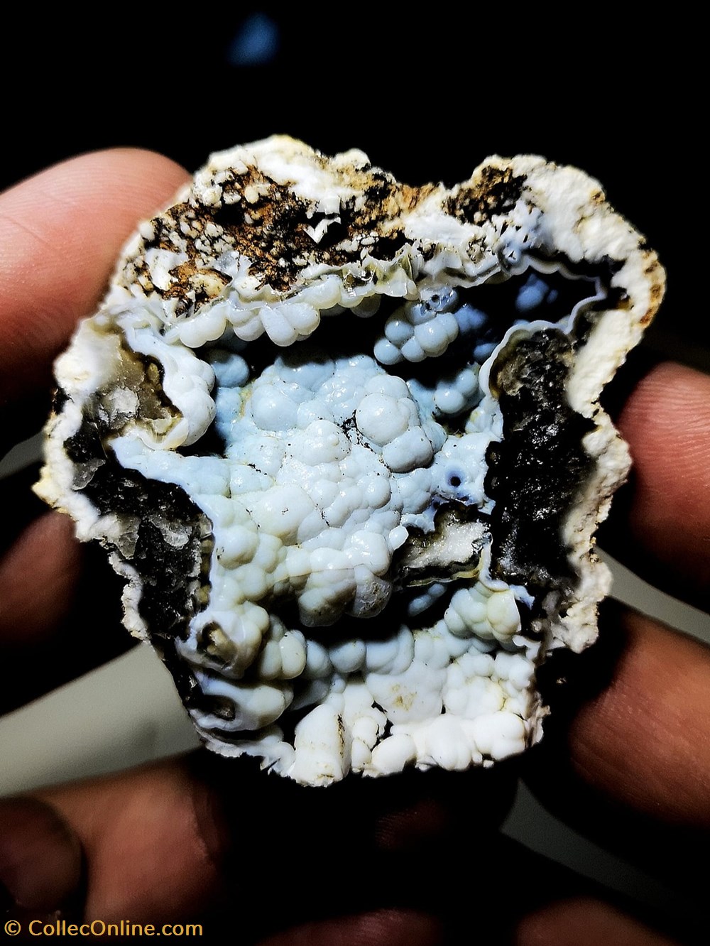 Géode de calcédoine, Charroux, Vienne, France. mineraux meteorites geode de calcedoine charroux vienne france