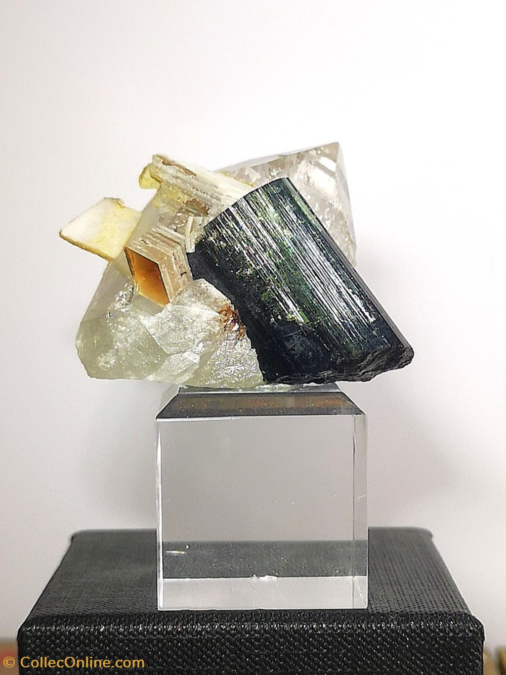 mineraux meteorites tourmaline groupe elbaite schorl avec muscovite sur quartz