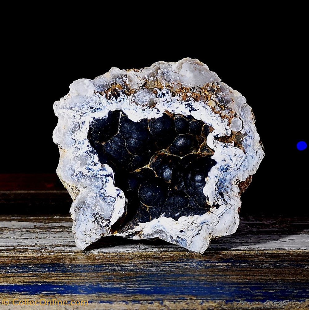 Géode de calcédoine, Charroux, Vienne, France. mineraux meteorites geode de calcedoine charroux vienne france