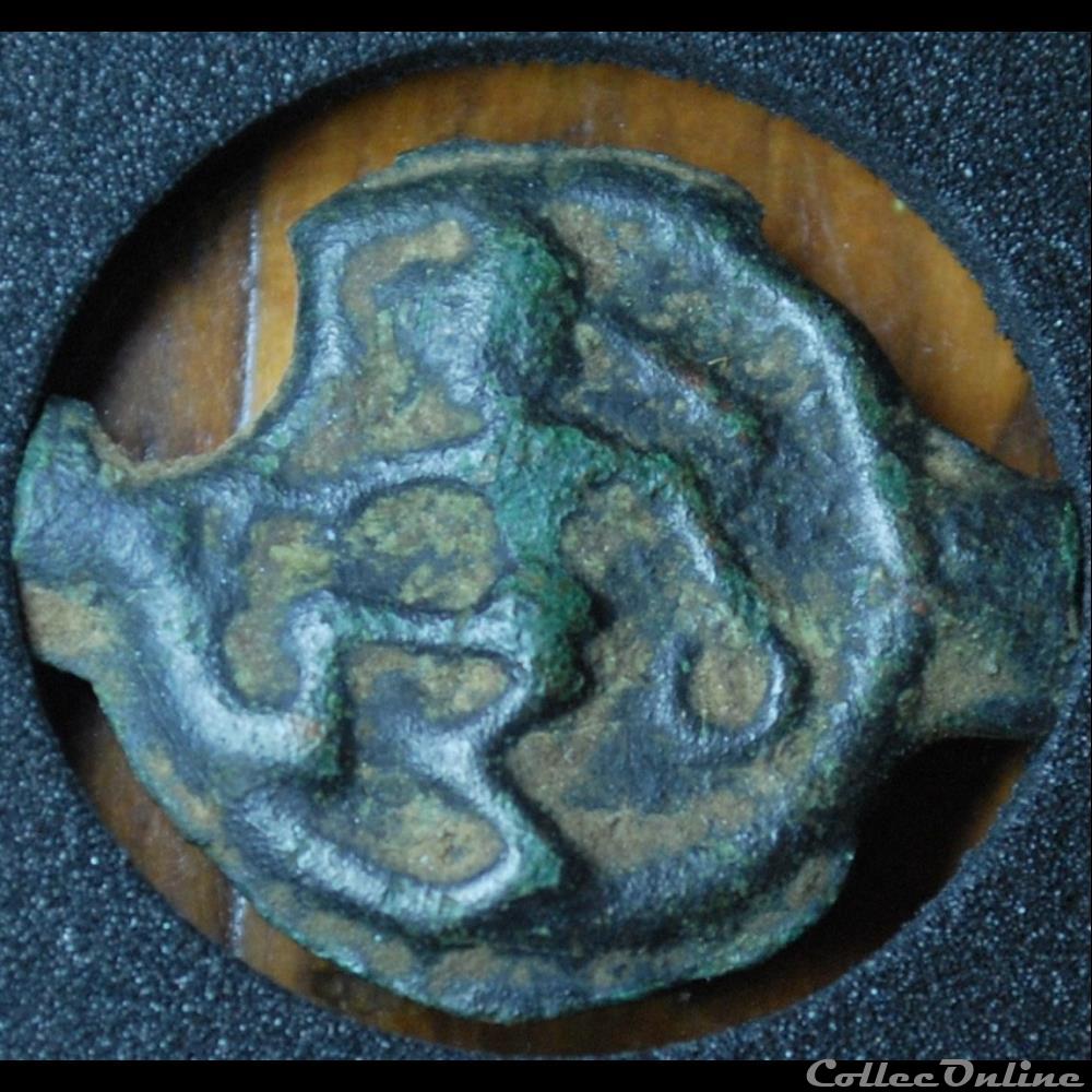 monnaie antique gauloise potin au personnage courant et aux torques