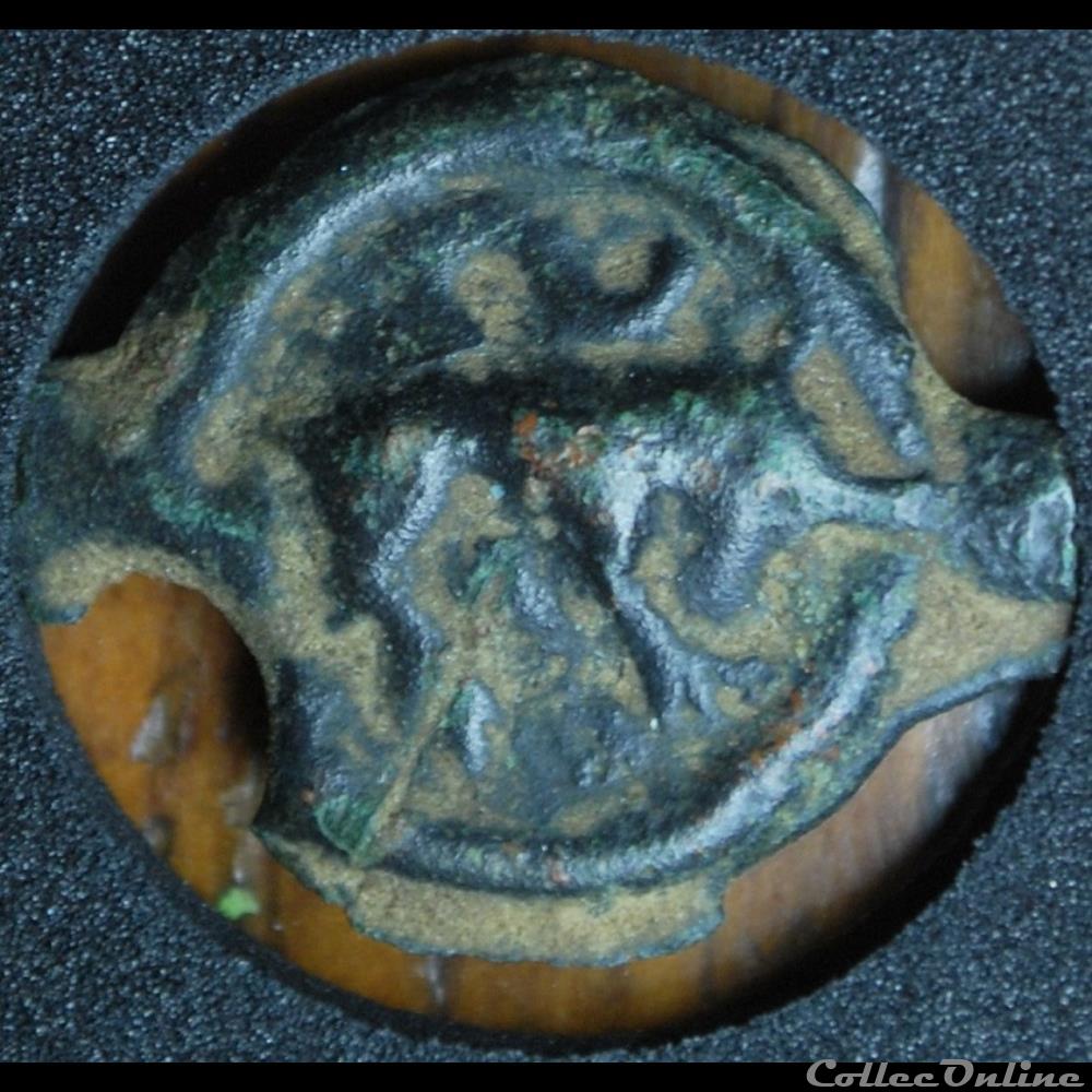 monnaie antique gauloise potin au personnage courant et aux torques