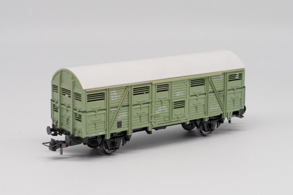 maquettisme trains electriques wagons pour transport de marchandises wagon couvert betaillere a essieux roco 44322a
