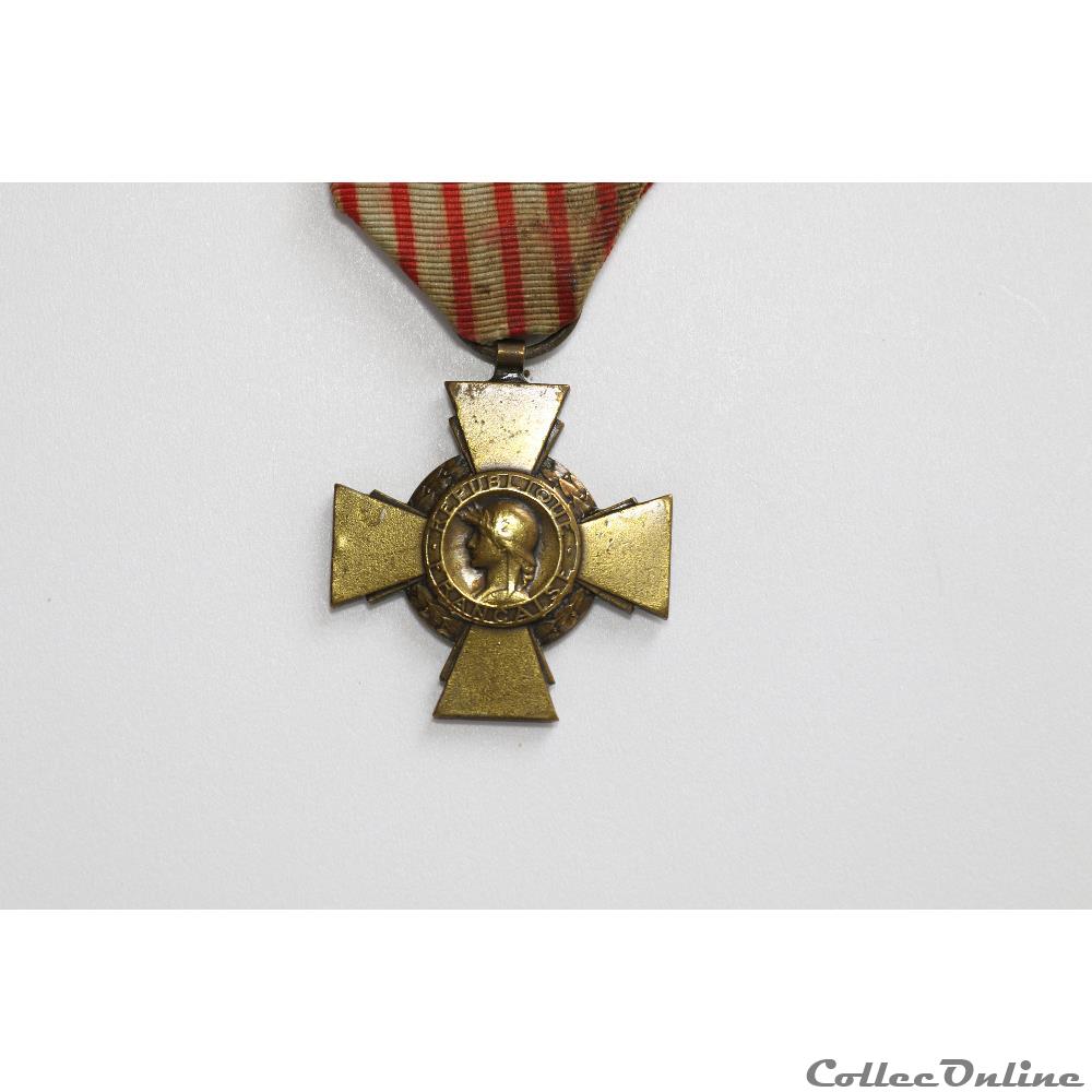 CROIX DU COMBATTANT militarium medaille insigne croix du combattant