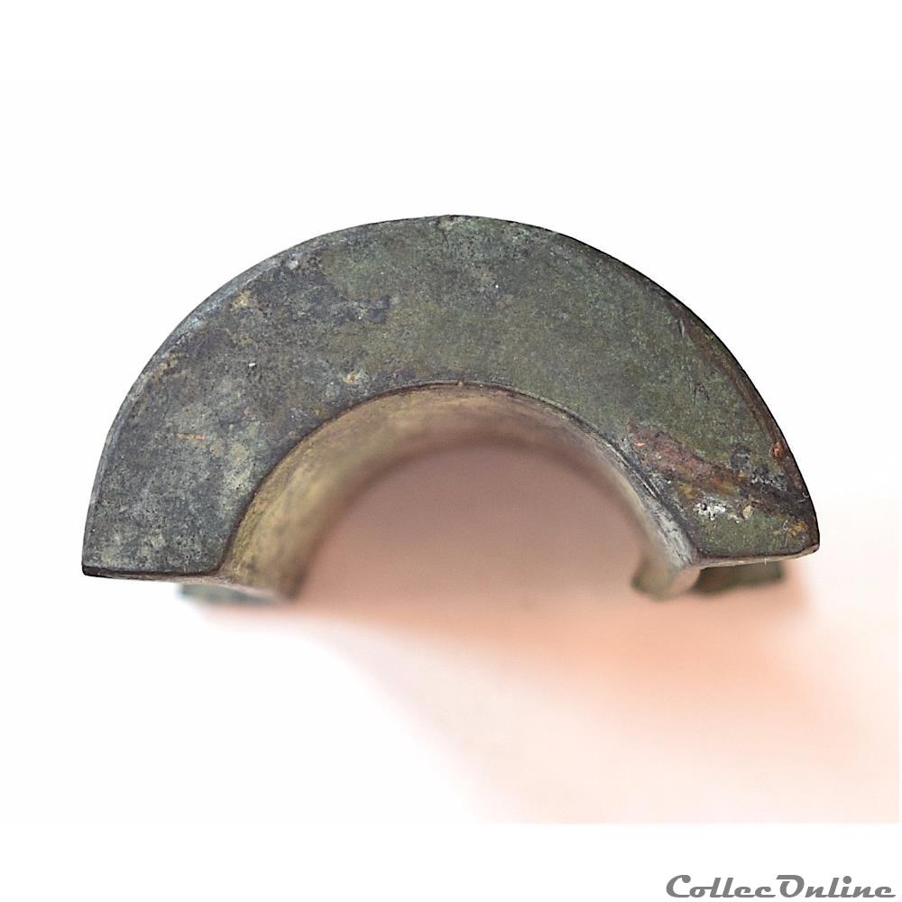 antiquite archeologie europe demie bobine en bronze ou partie outillage ou metier a tisser periode romaine