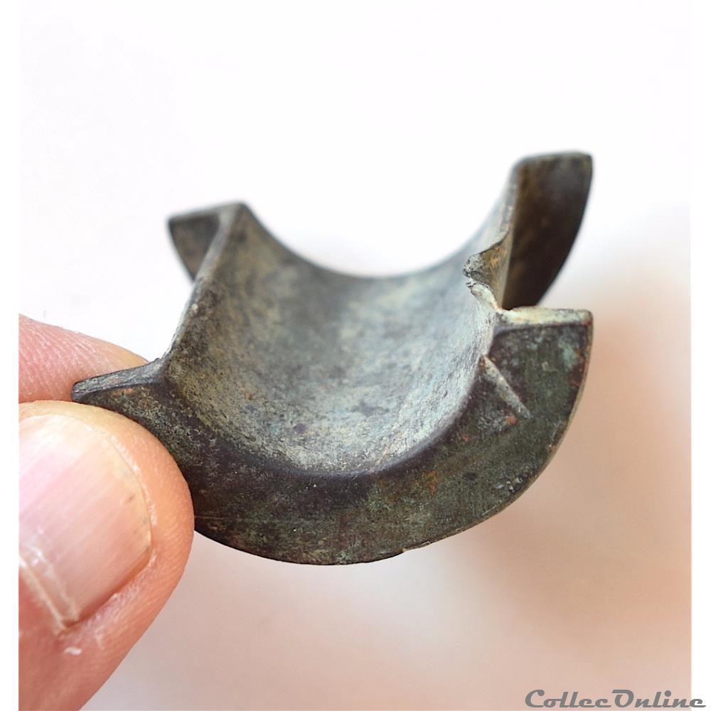 antiquite archeologie europe demie bobine en bronze ou partie outillage ou metier a tisser periode romaine