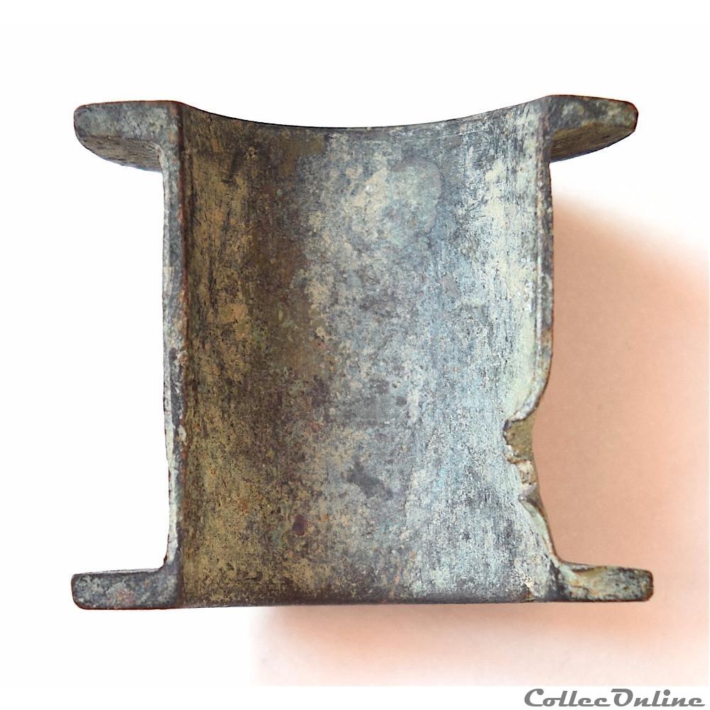 antiquite archeologie europe demie bobine en bronze ou partie outillage ou metier a tisser periode romaine
