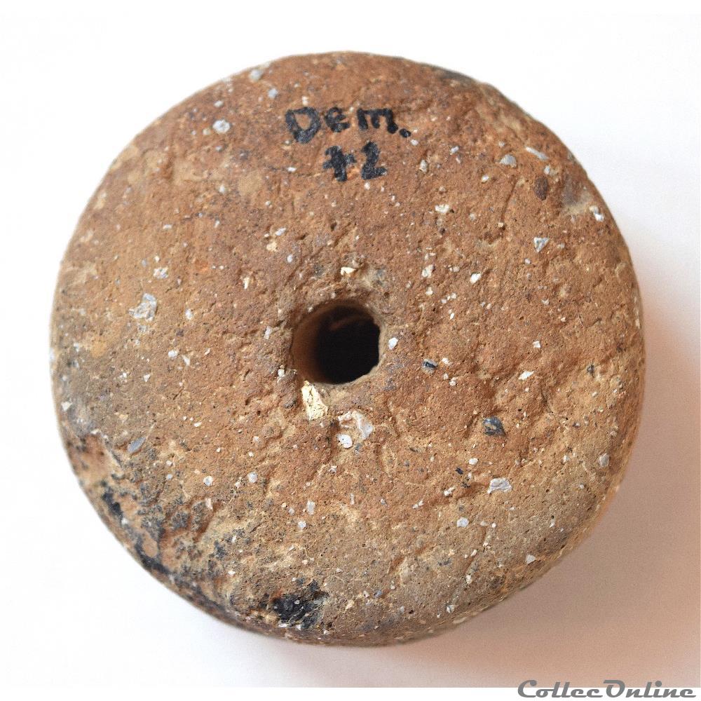 art antiquite archeologie europe fusaiole de terre cuite grosse fusaiole ou poids de filet neolithique entre 3000 et 1000av jc