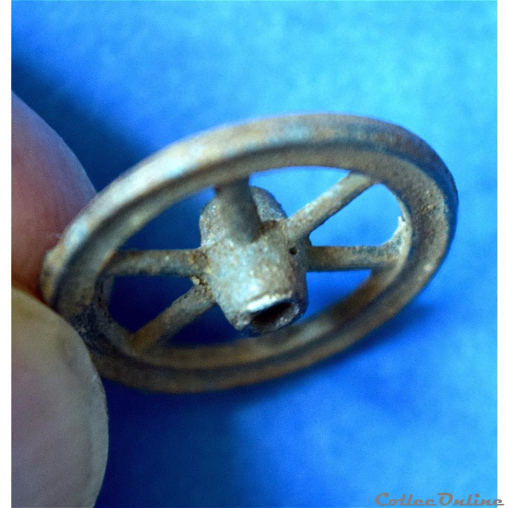 art antiquite archeologie europe rouelle en bronze a 6 rayons ier siecle ap jc gallo romain