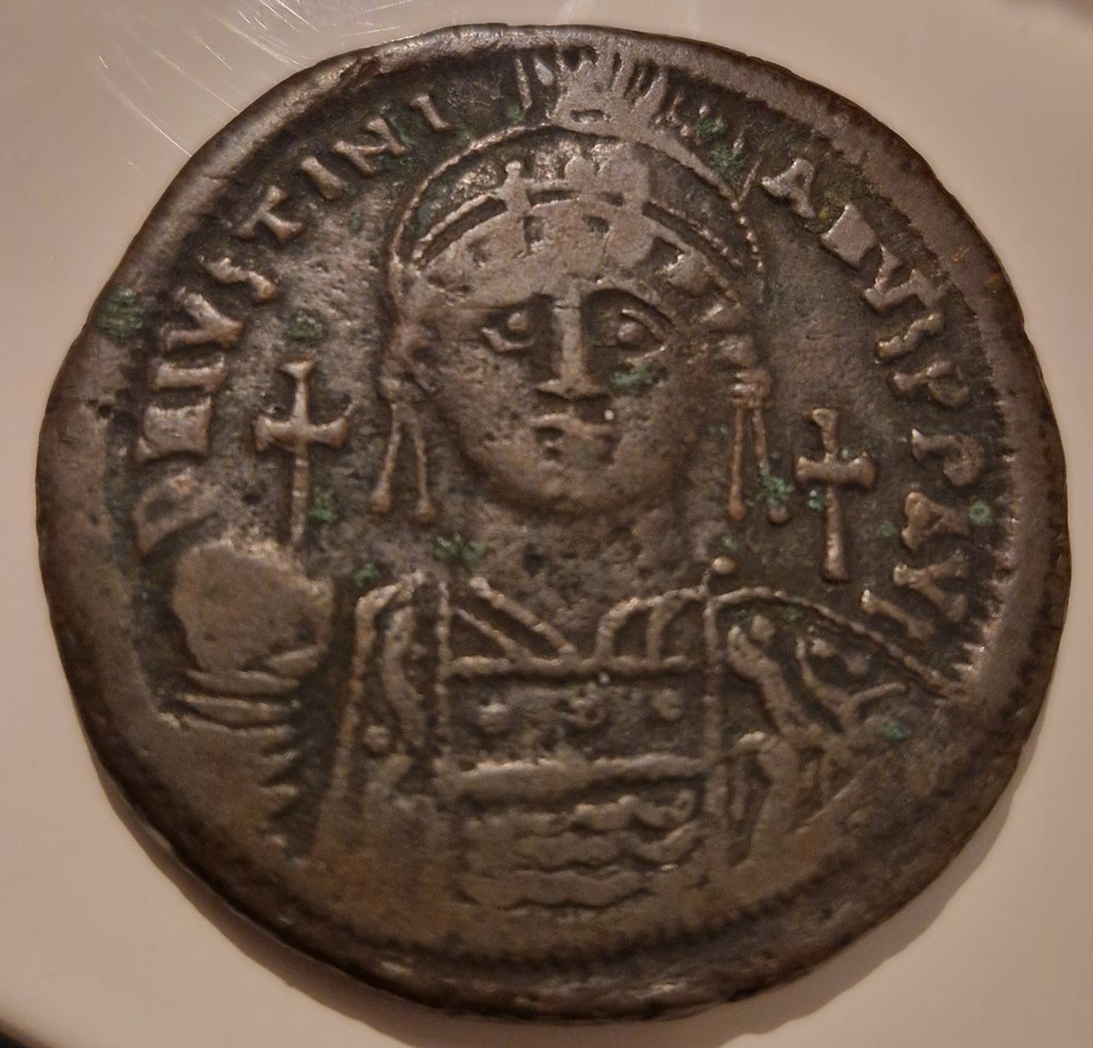 Empire byzantin : Follis - Justinien Ier Constantinople, buste de face, revers daté 538-564 monnaies empire byzantin follis justinien ier constantinople buste de face revers date 538 564