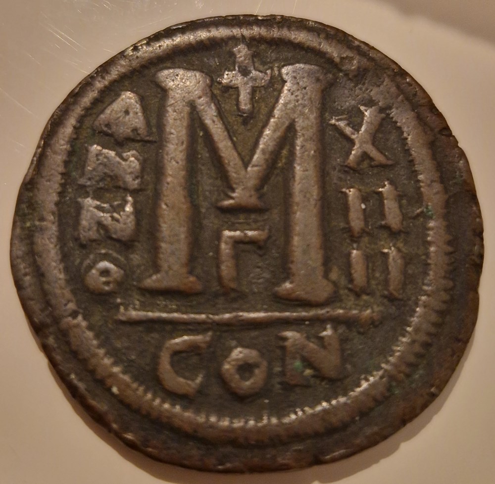 Empire byzantin : Follis - Justinien Ier Constantinople, buste de face, revers daté 538-564 monnaies empire byzantin follis justinien ier constantinople buste de face revers date 538 564