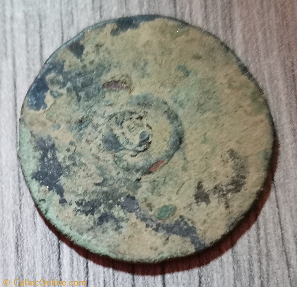 A identifier vetement et accessoire bouton militaire a identifier