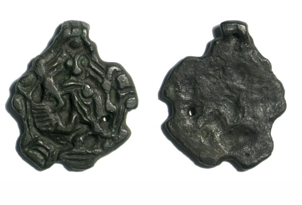 kunst antiquitaten archaologie europa gripping beast pendant