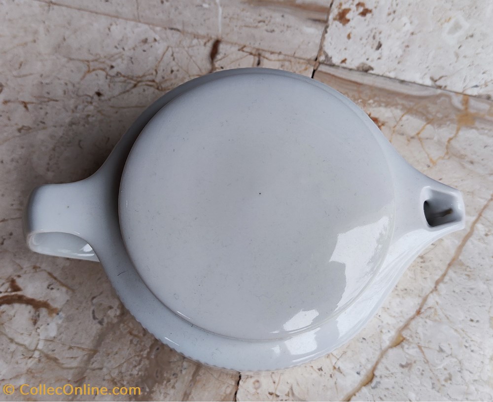 Porcelaine blanche - Théière Bauscher Weiden basse blanche design 80s avec couvercle à strilles 2 art antiquites porcelaine blanche theiere bauscher weiden basse blanche design 80s avec couvercle a strilles