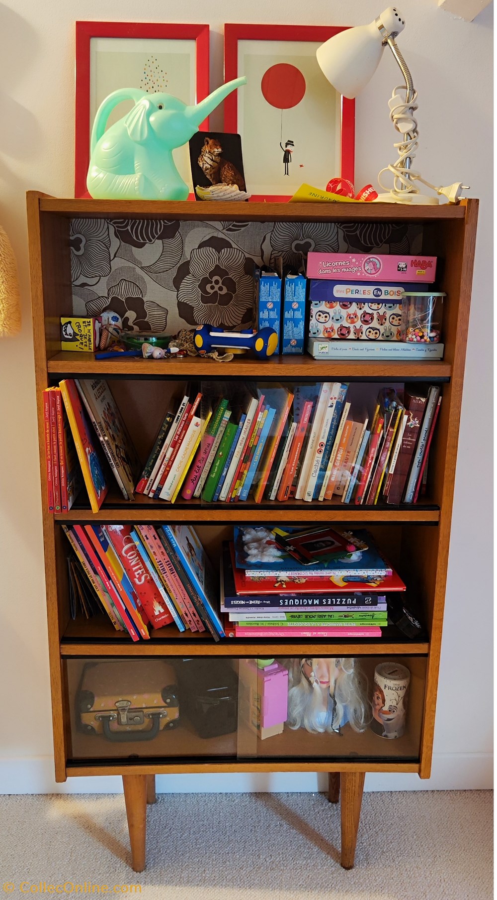 Meuble - Bibliothèque sur pieds hauts, 4 compartiments dont 2 vitrés années 60s antiquites meubles meuble bibliotheque sur pieds hauts 4 compartiments dont 2 vitres annees 60s