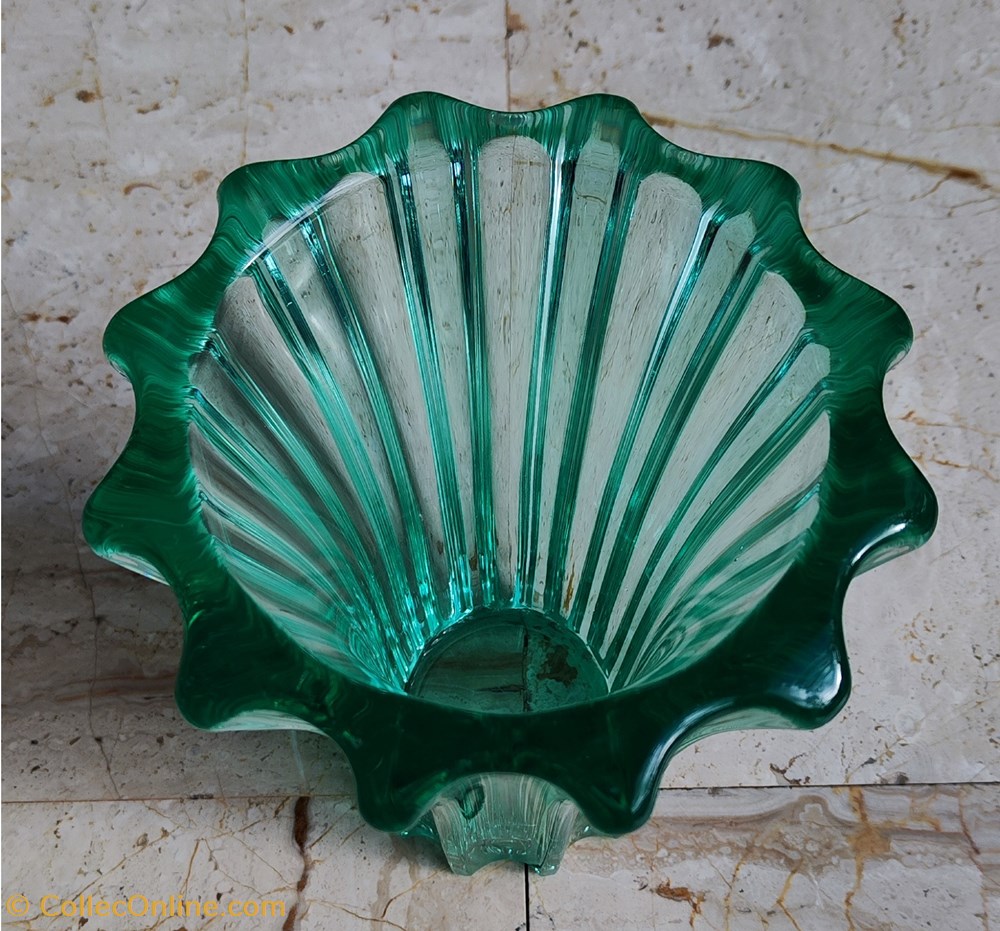 Verre - Vase Pierre d'Avesn en verre vert teinté dans la masse 2 art antiquites verrerie verre vase pierre avesn en verre vert teinte dans la masse