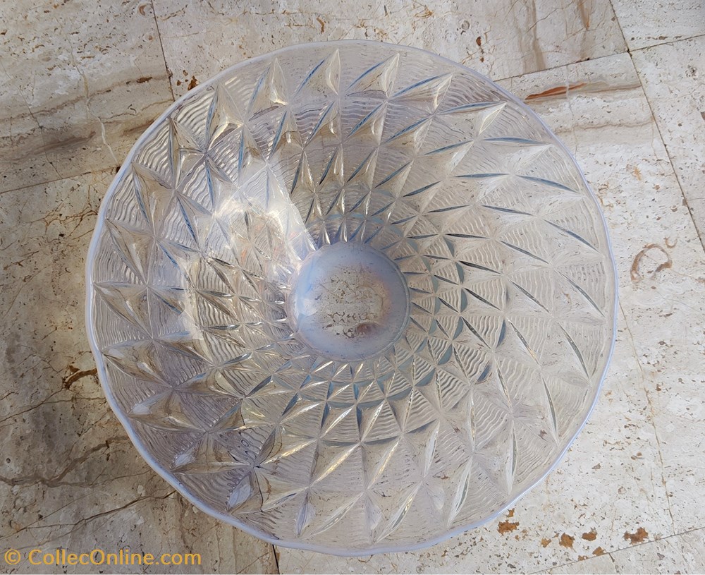 art antiquites verre opalescent coupe grande a decor geometrique