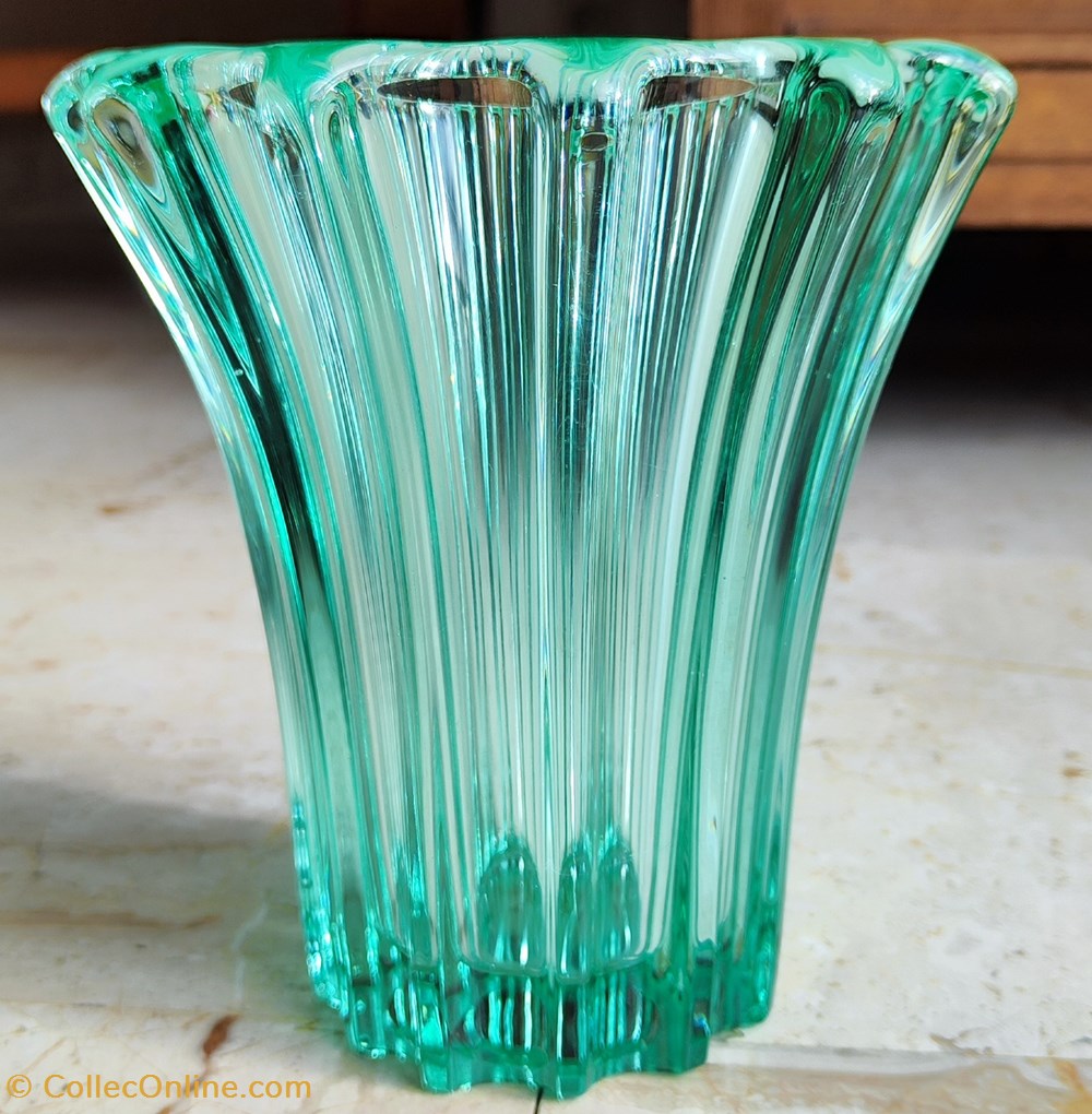 Verre - Vase Pierre d'Avesn en verre vert teinté dans la