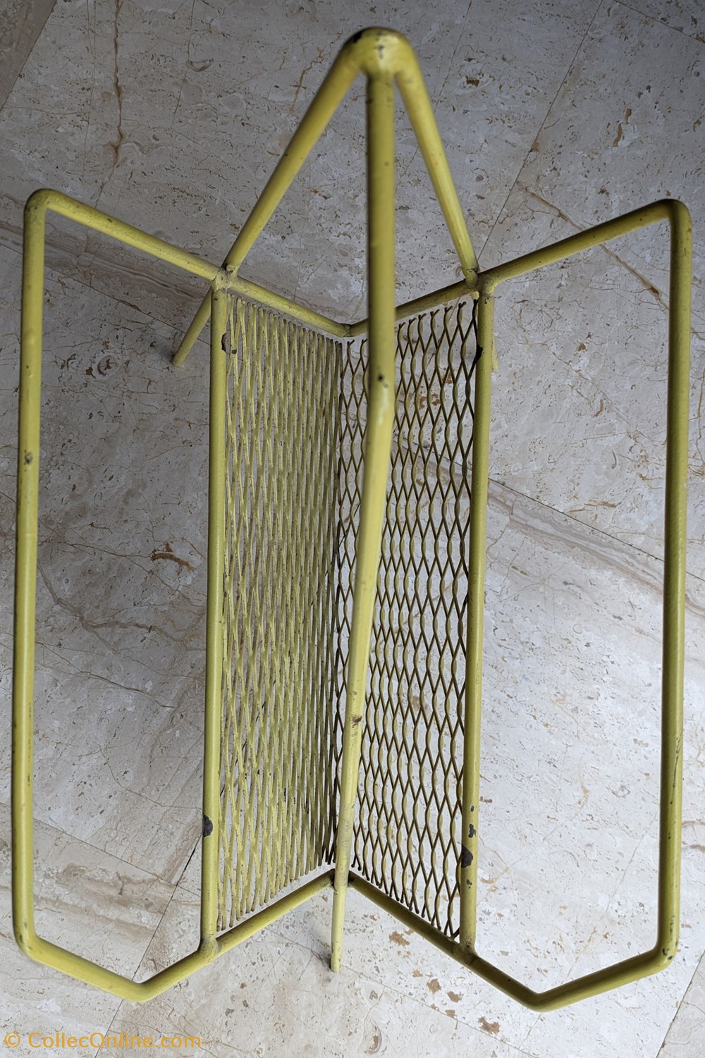 Meuble d'appoint - Porte revues 1960 métal Style Matégot jaune 3 art antiquites meubles meuble appoint porte revues 1960 metal style mategot jaune