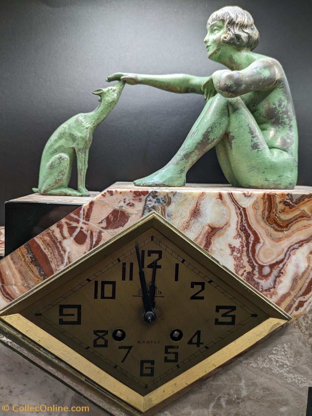 Métal - Horloge en marbre avec femme et lévrier en régule à patine vert-gris 3 art antiquites metal horloge en marbre avec femme et levrier en regule a patine vert gris