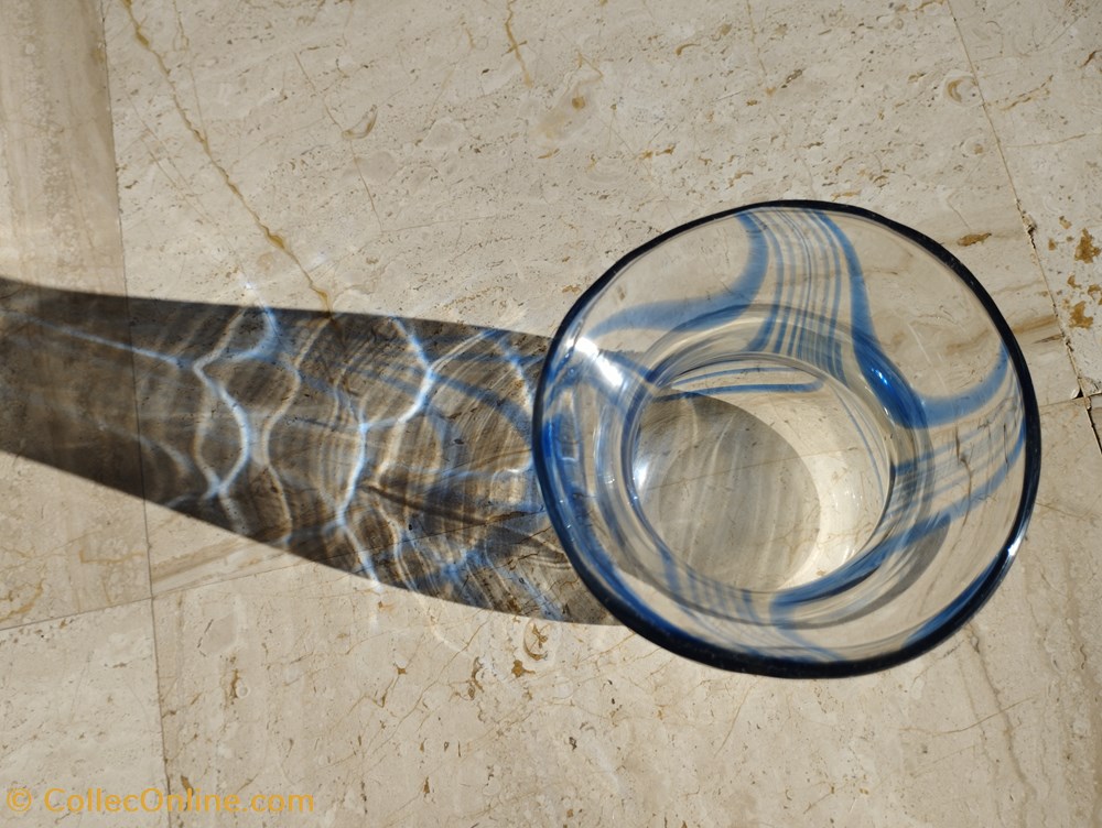Verre - Vase verre bicolore bleu rayé 2 art antiquites verrerie verre vase verre bicolore bleu raye