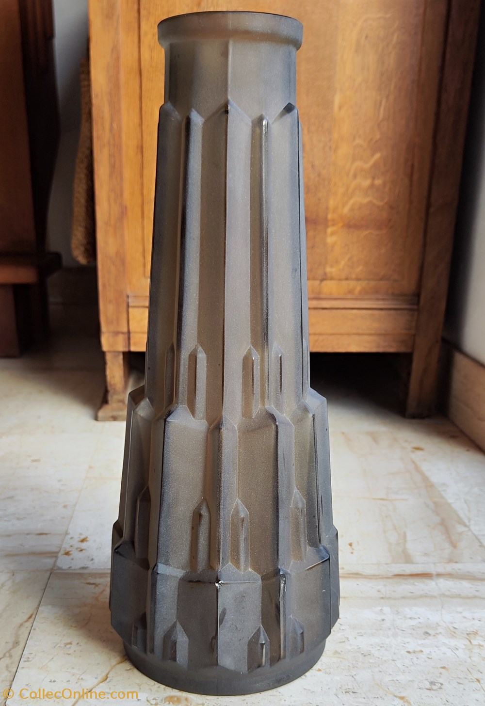 antiquites verre moule presse vase verart art deco fume et depoli a acide de style skyscrapper
