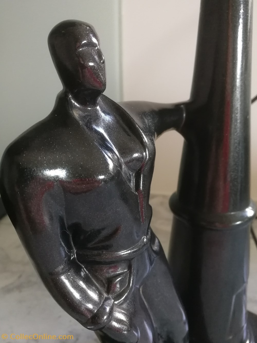 art antiquites ceramiques poteries ceramique lampe personnage tenant reverbere