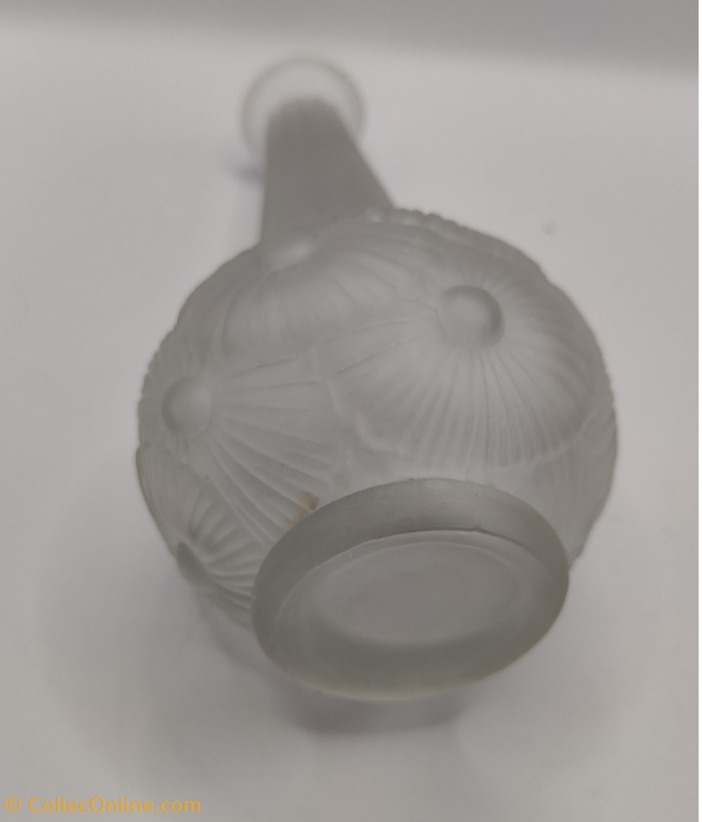 antiquites verrerie verre moule presse vase a panse et col retreci art deco a decor floral