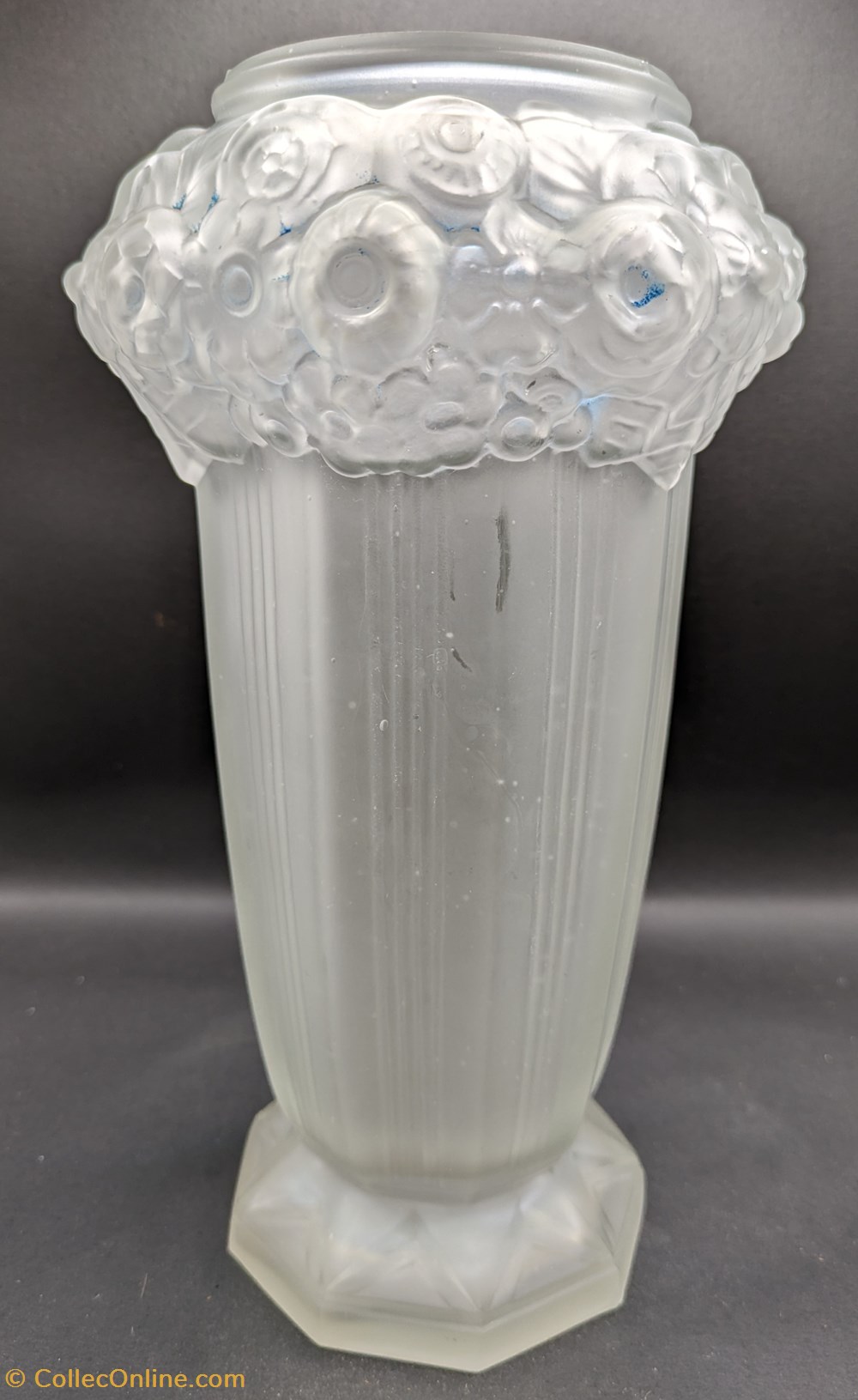 Verre moulé pressé - Vase Etaleune modèle Limoges étroit à motif floral près du col art antiquites verre moule presse vase etaleune modele limoges etroit a motif floral pres du col