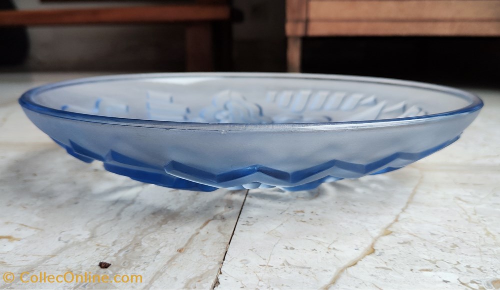 art antiquites verre moule presse coupe verlux bleue a decor geometrique