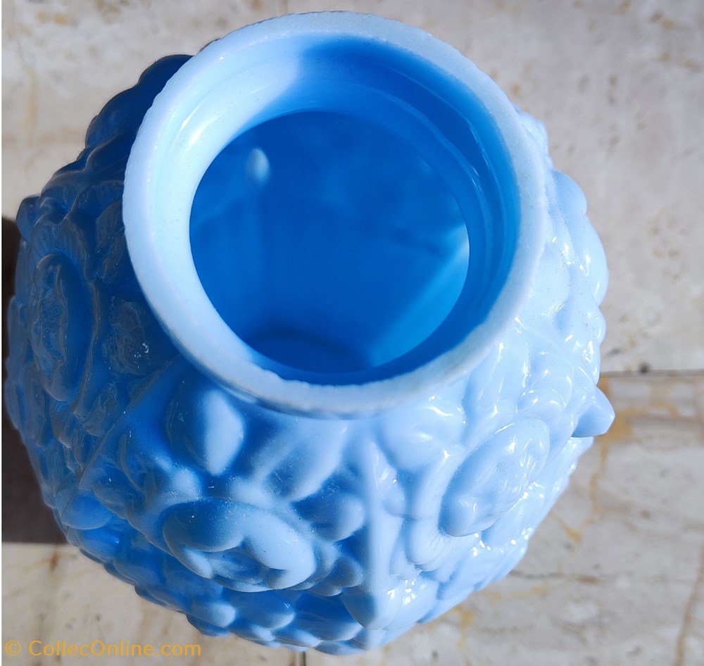 Verre opalin - Vase art déco à décor floral en verre bleu 2 antiquites verre opalin vase art deco a decor floral en verre bleu