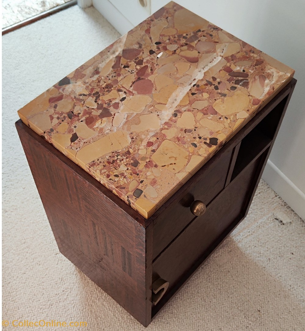 antiquites meubles meuble appoint table de chevet art deco laque poignees geometriques plateau en marbre