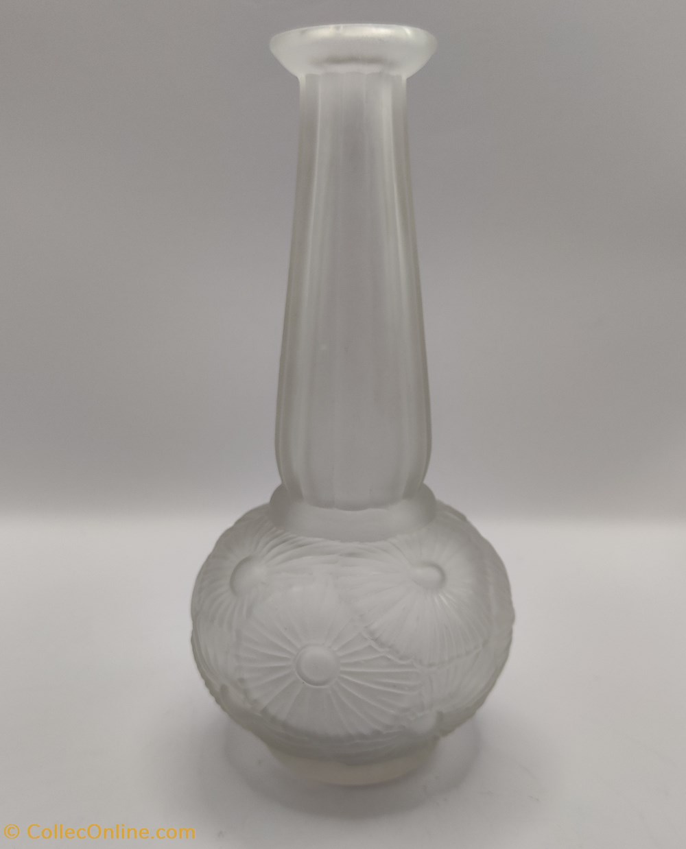 antiquites verrerie verre moule presse vase a panse et col retreci art deco a decor floral