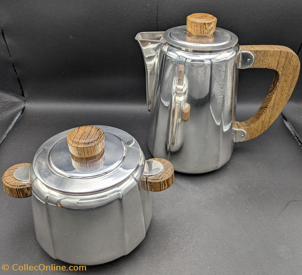 Métal argenté - Ensemble cafetière + pot à sucre Christofle art déco à hanse en bois 2 la table argenterie metal argente ensemble cafetiere pot a sucre christofle art deco a hanse en bois