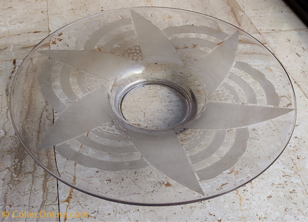 antiquites verre coupe art deco a decor geometrique depoli