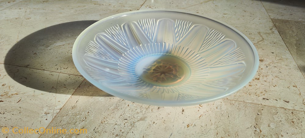 Verre opalescent - Coupe à décor géométrique art la table argenterie objets verre opalescent coupe a decor geometrique