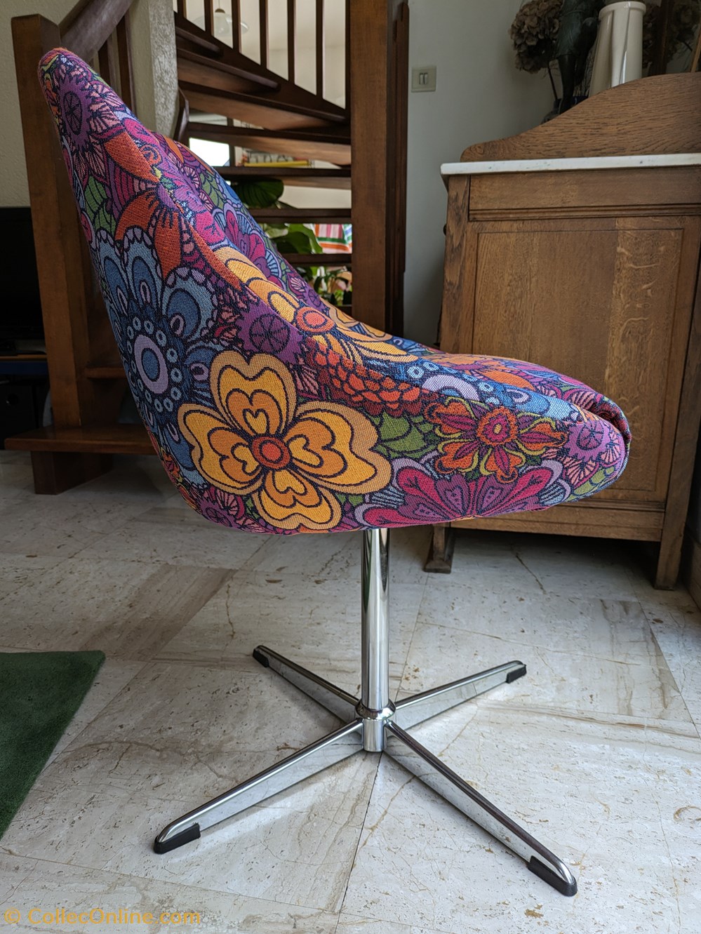 Siège - Fauteuil sur pied central pivotant en métal, assise refaite tissu style 70s 4 art antiquites siege fauteuil sur pied central pivotant en metal assise refaite tissu style 70s