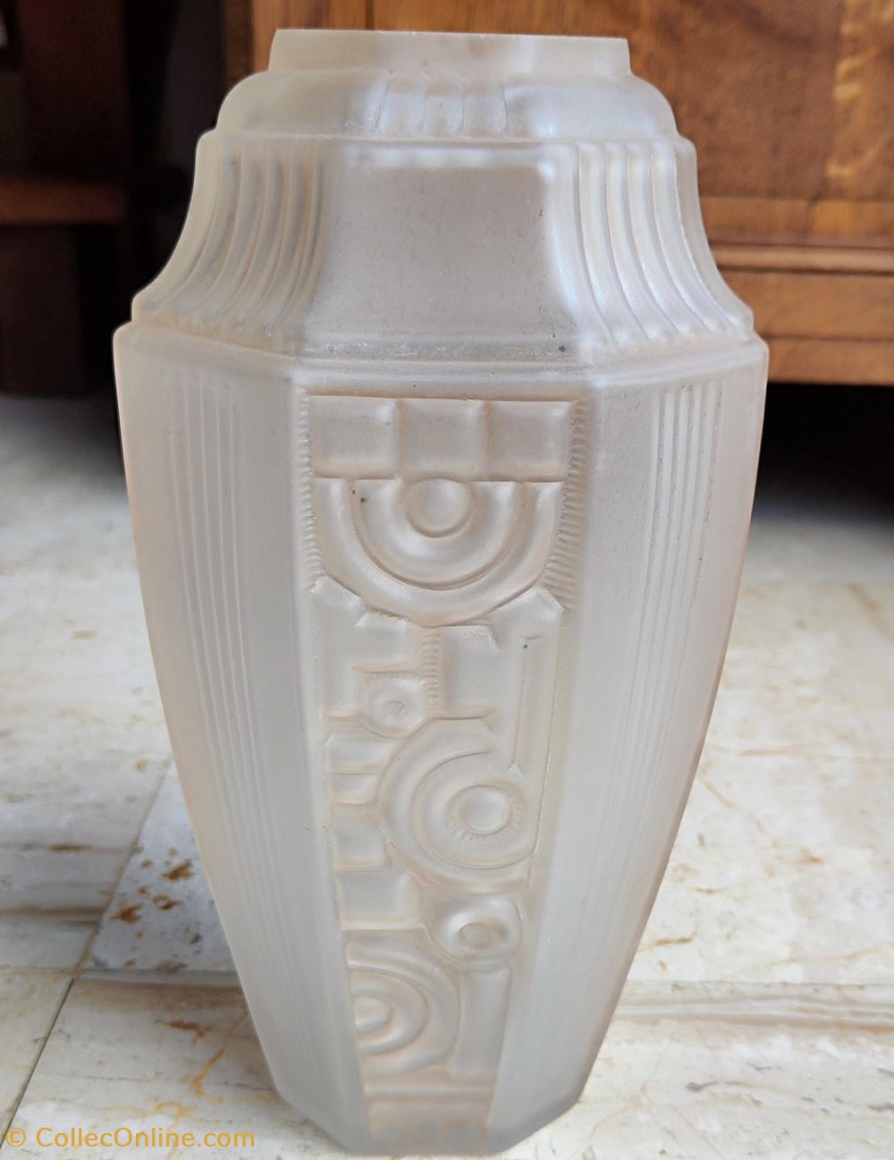 art antiquites verre moule presse vase etaleune modele paris legerement rose