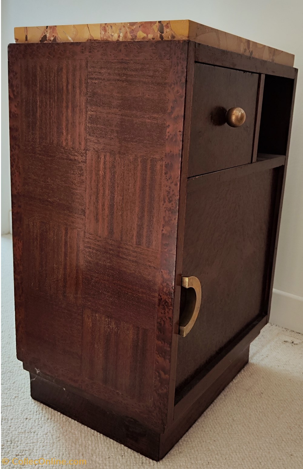 antiquites meubles meuble appoint table de chevet art deco laque poignees geometriques plateau en marbre