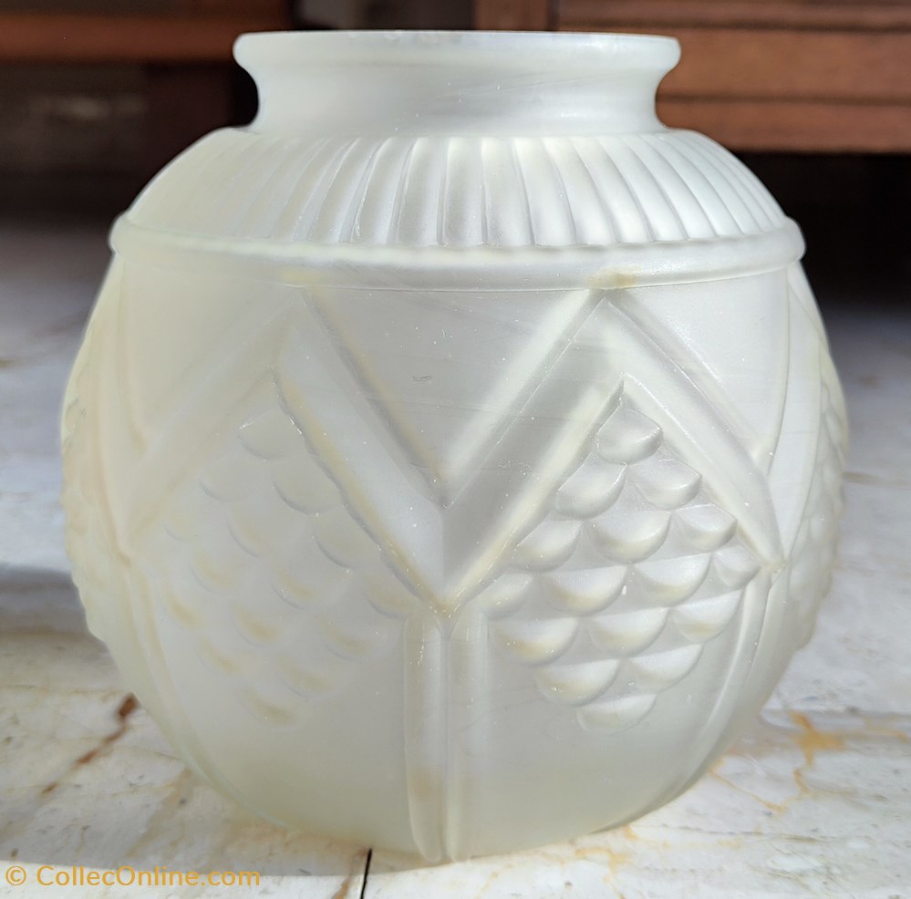 art antiquites verrerie verre moule presse vase joma boule a decor geometrique