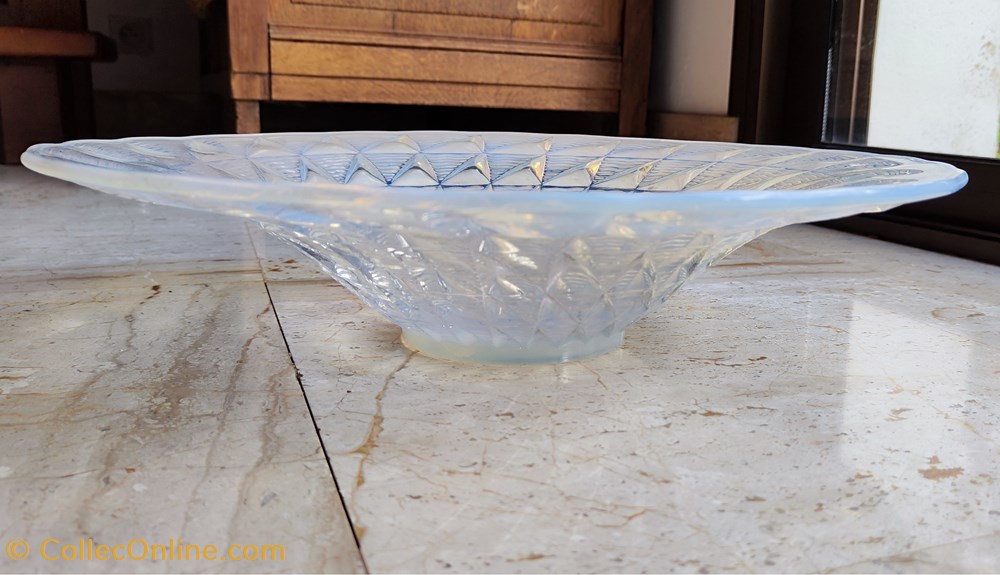 art antiquites verre opalescent coupe grande a decor geometrique