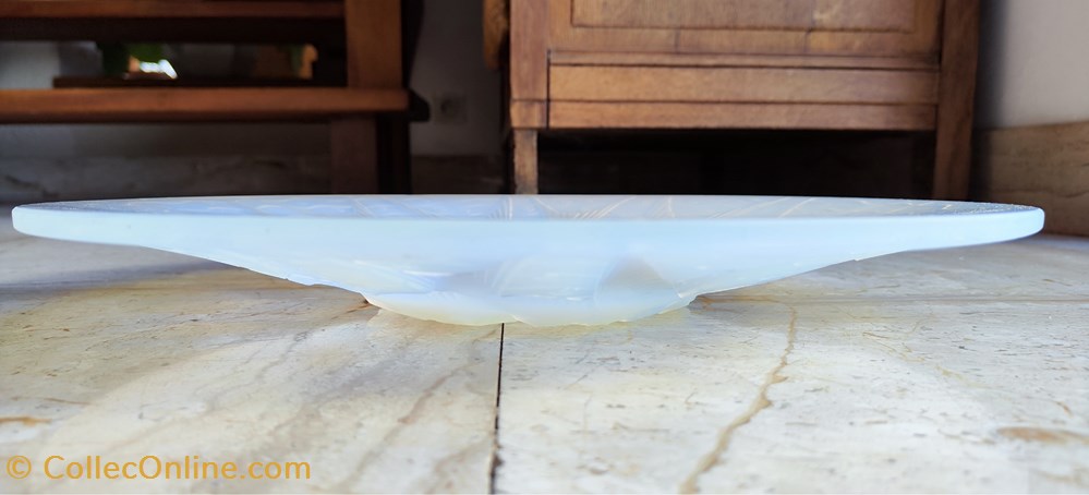 art antiquites verre opalescent coupe pierre avesn a decor de ronde hirondelles sur champ de fleur
