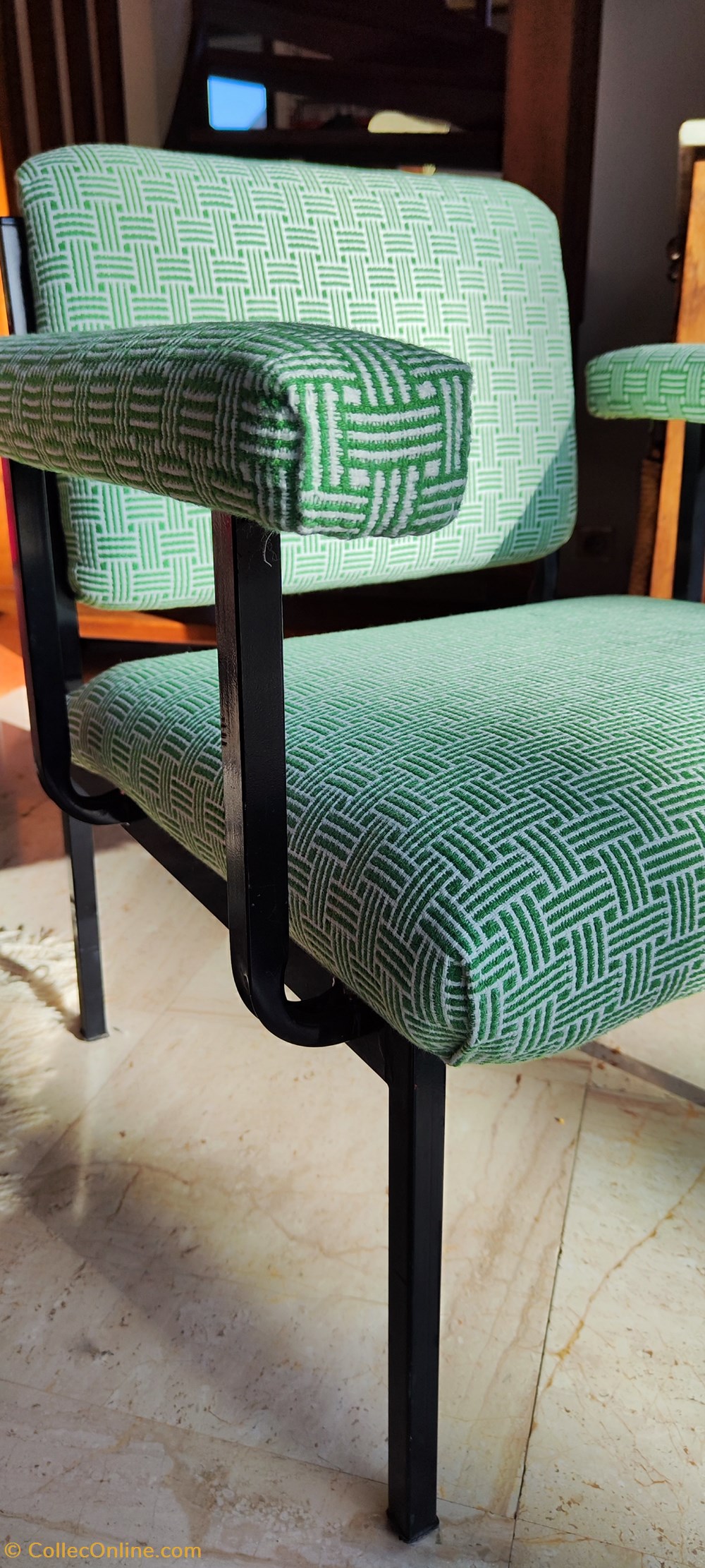 Siège - Fauteuil structure métal noir, assise refaite tissu vert et blanc, années 1970 2 art antiquites siege fauteuil structure metal noir assise refaite tissu vert et blanc annees 1970