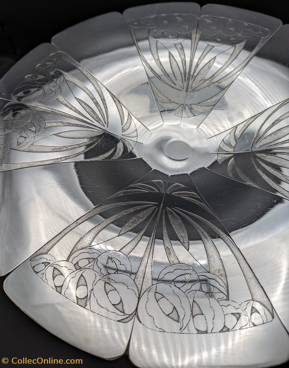 Métal argenté - Coupe art déco à motifs géométriques sur pied en bois et métal 3 la table argenterie metal argente coupe art deco a motifs geometriques sur pied en bois et metal