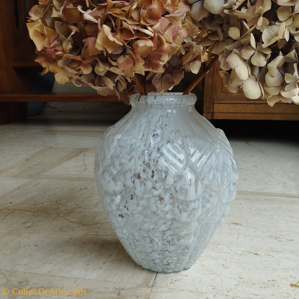 Verre Clichy - Vase Clichy blanc boule motifs géométriques art antiquites verrerie verre clichy vase clichy blanc boule motifs geometriques