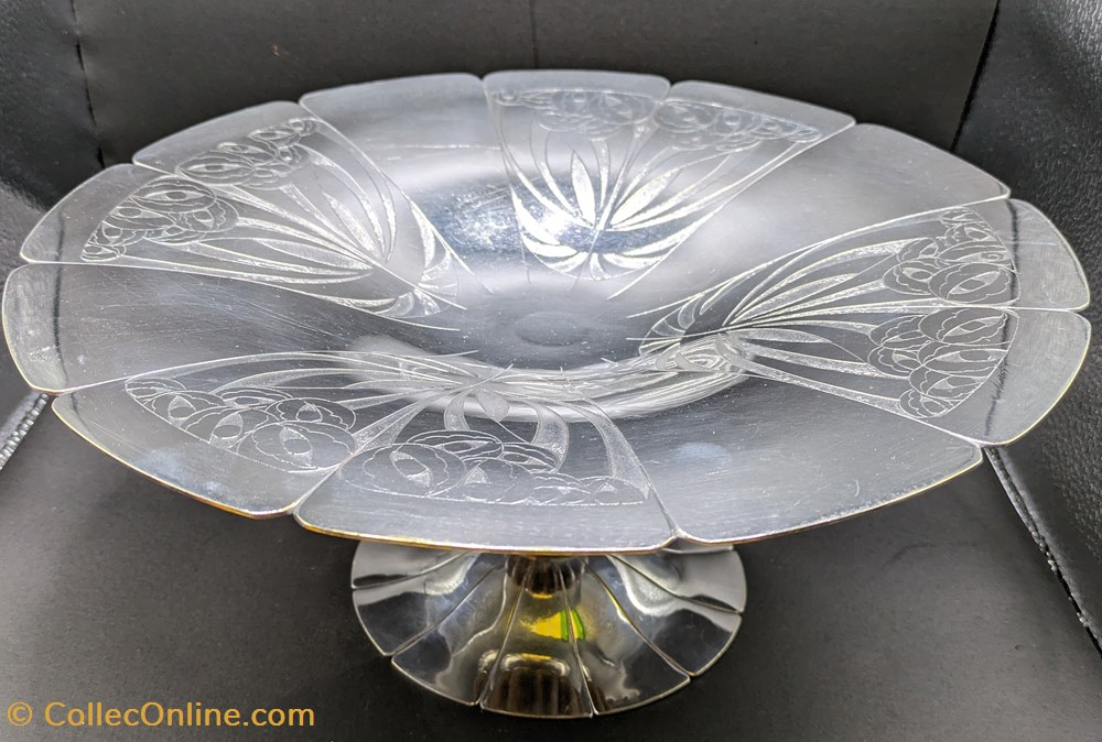 Métal argenté - Coupe art déco à motifs géométriques sur pied en bois et métal la table argenterie metal argente coupe art deco a motifs geometriques sur pied en bois et metal