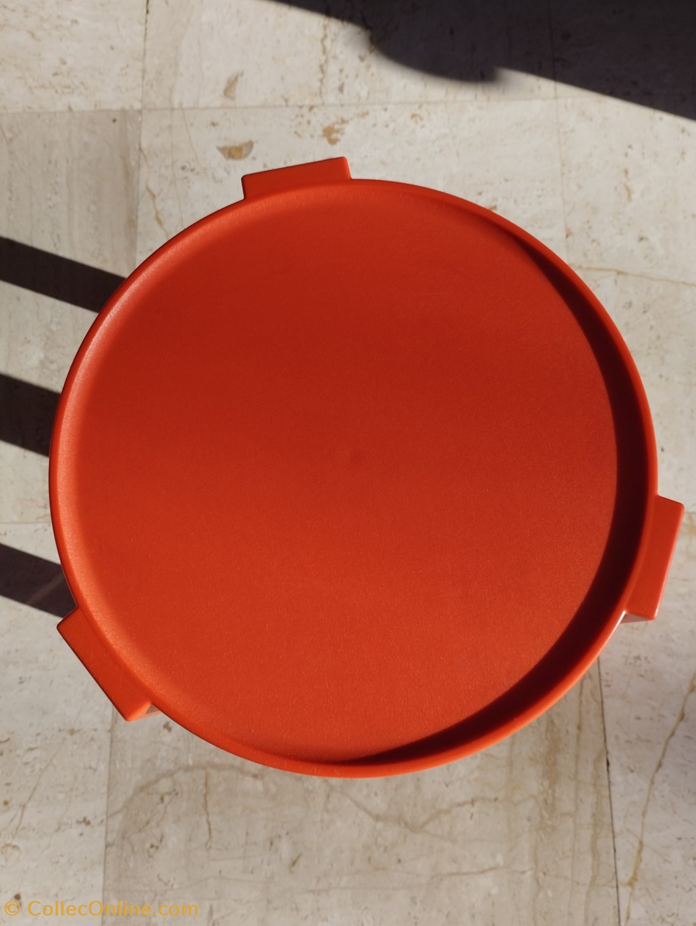 Meuble d'appoint - Table plastique rouge Giotto Stoppino éditeur Kastilia 2 art antiquites meubles meuble appoint table plastique rouge giotto stoppino editeur kastilia