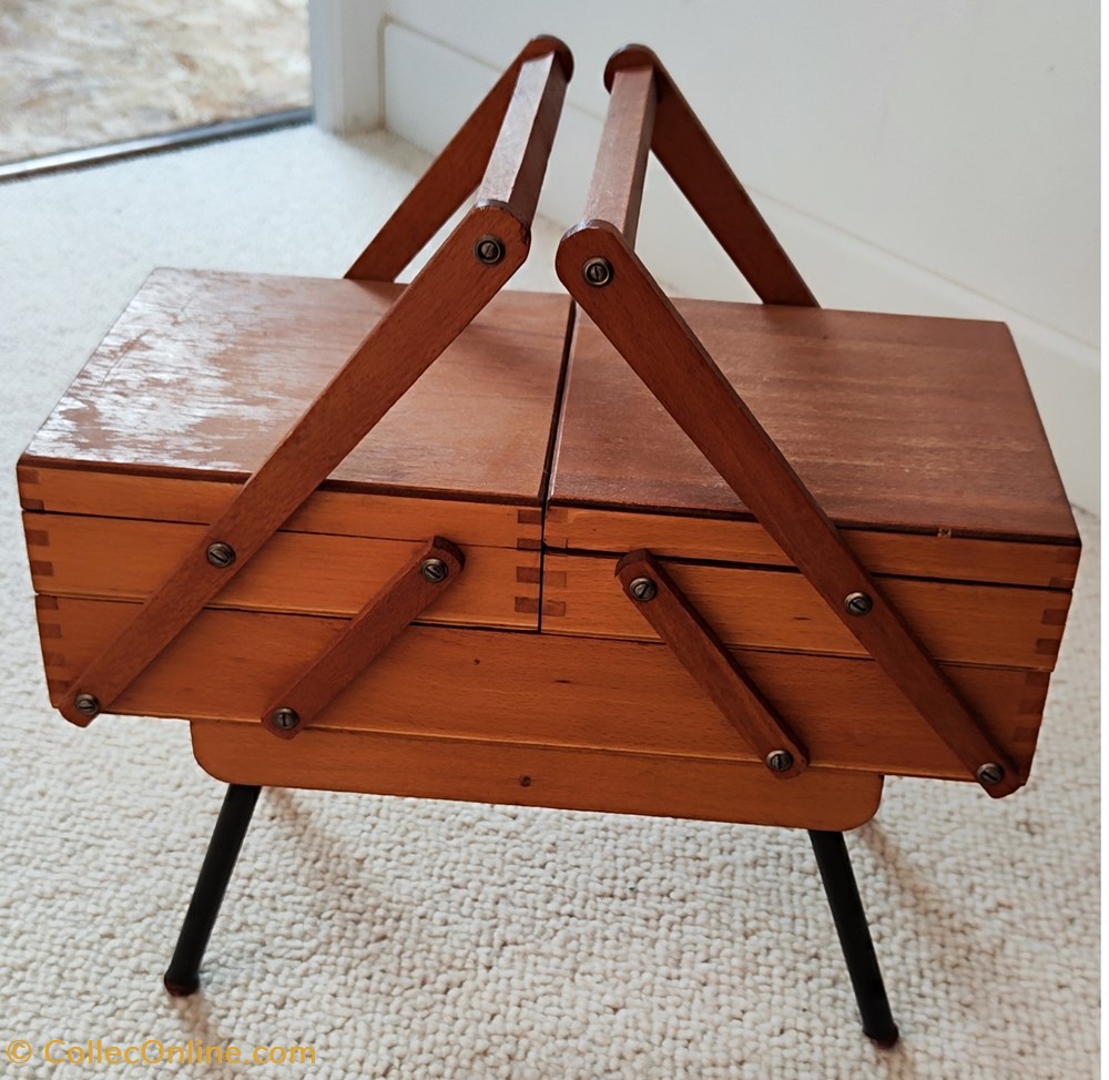 art antiquites meubles autre travailleuse en bois a 3 rangements bois sur pied metal