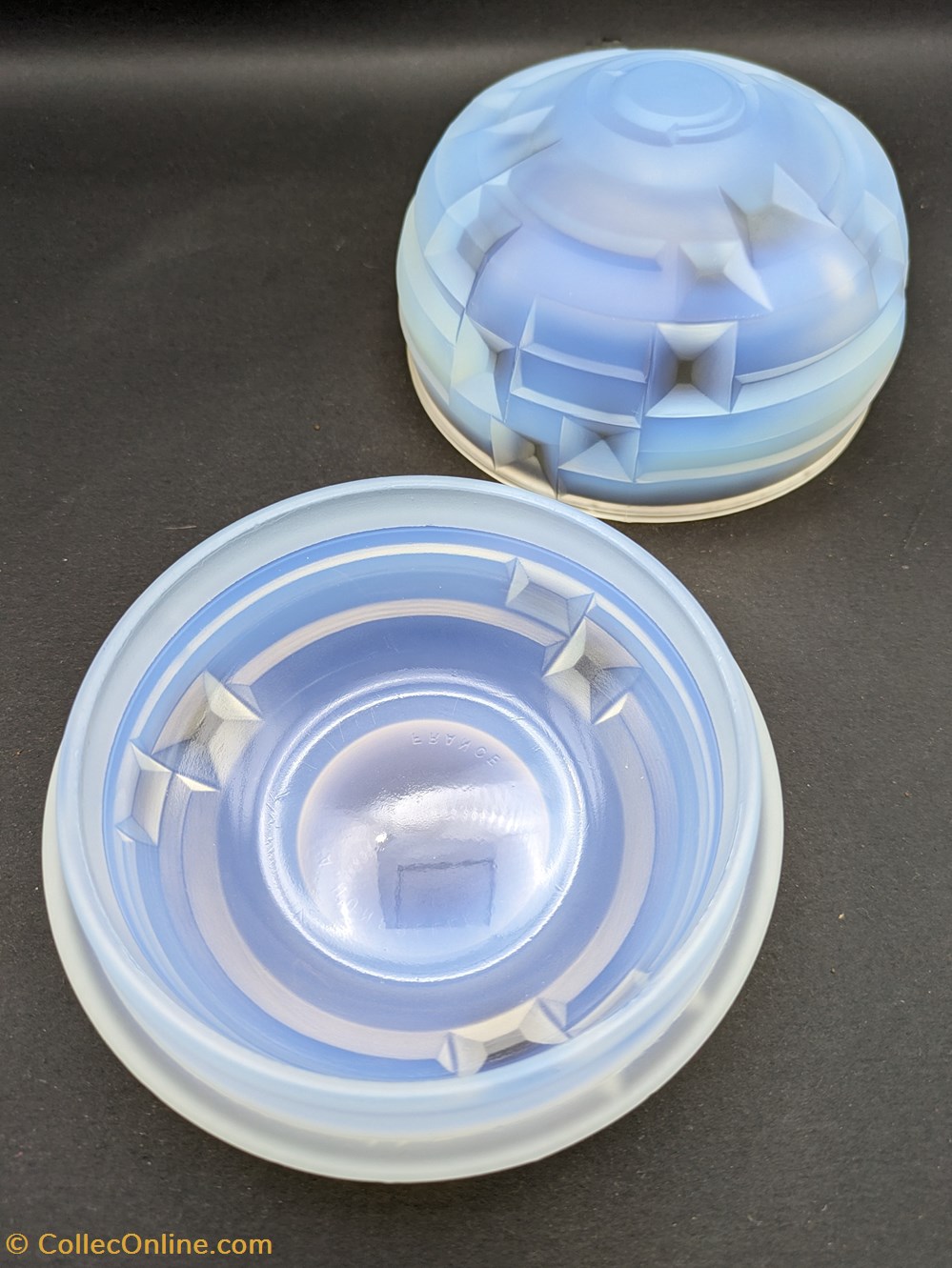 art antiquites verrerie verre opalescent bonbonniere andre hunebelle a decor geometrique